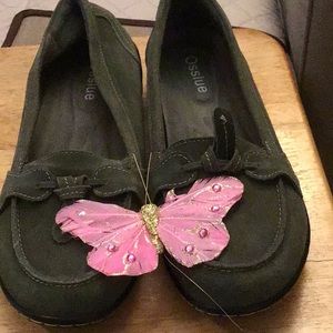 Osslue ladies green flat loafers.